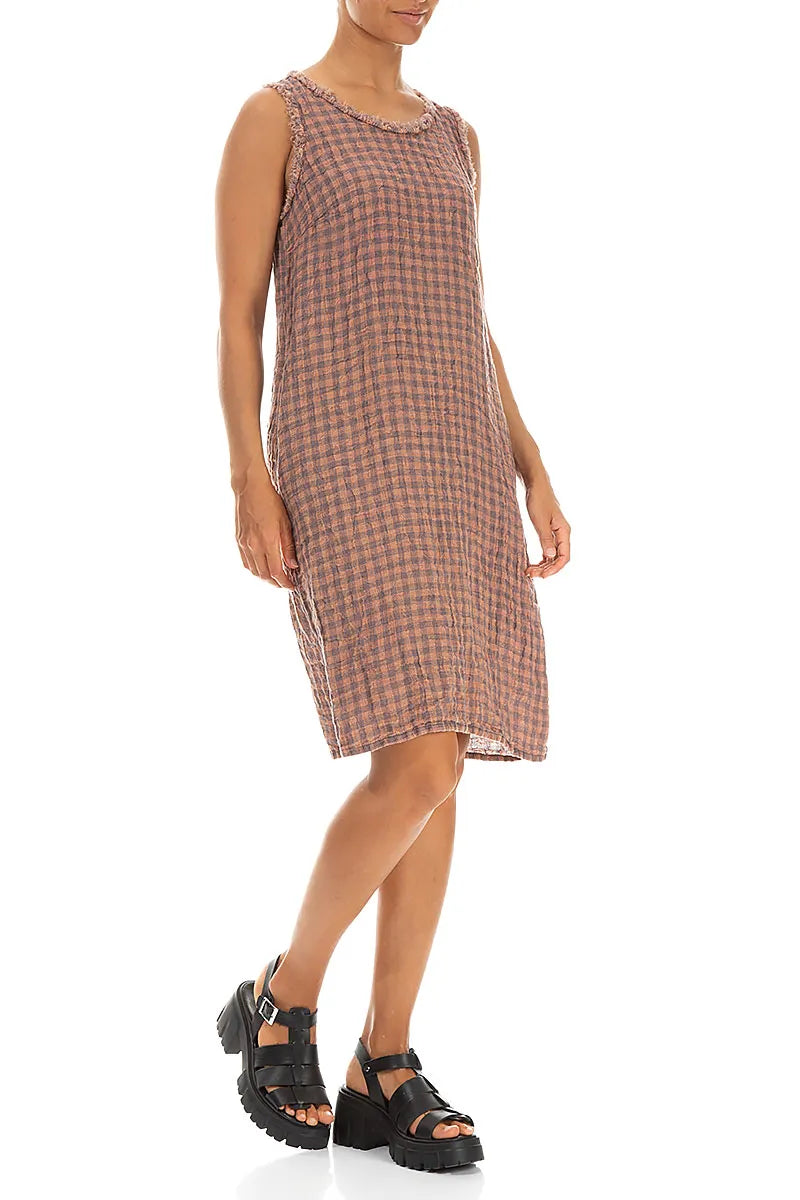 Robe en lin à carreaux aquarelle rose sans manches avec encolure effilochée