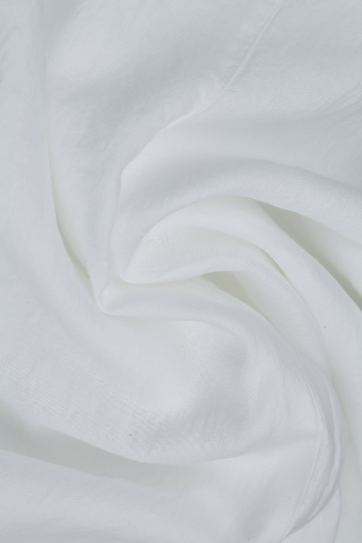 Ärmelloses weißes Leinenkleid mit Taillendetail