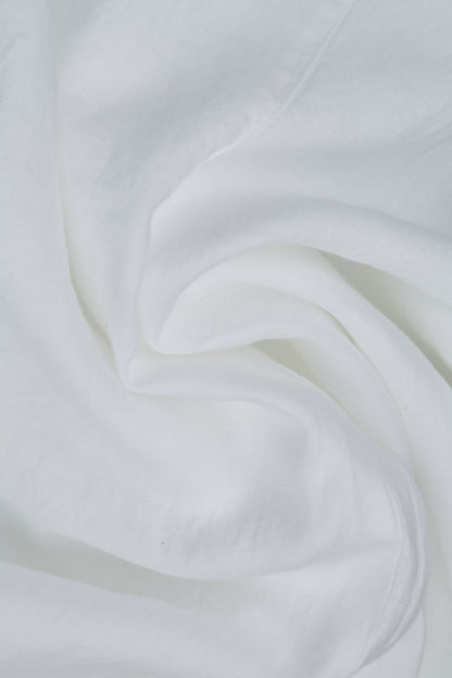 Ärmelloses weißes Leinenkleid mit Taillendetail