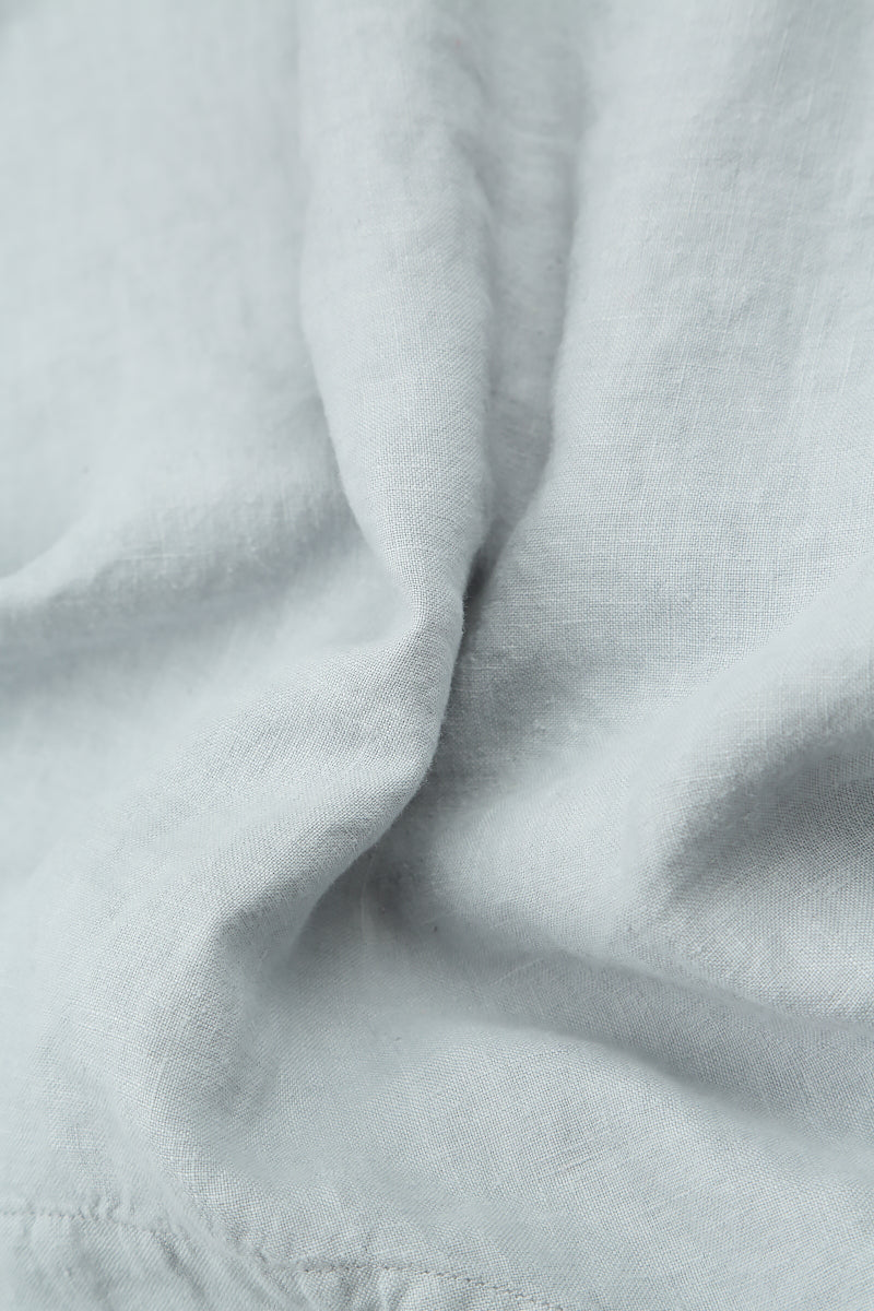 Ärmelloses silber-graues Leinenkleid mit Biesen
