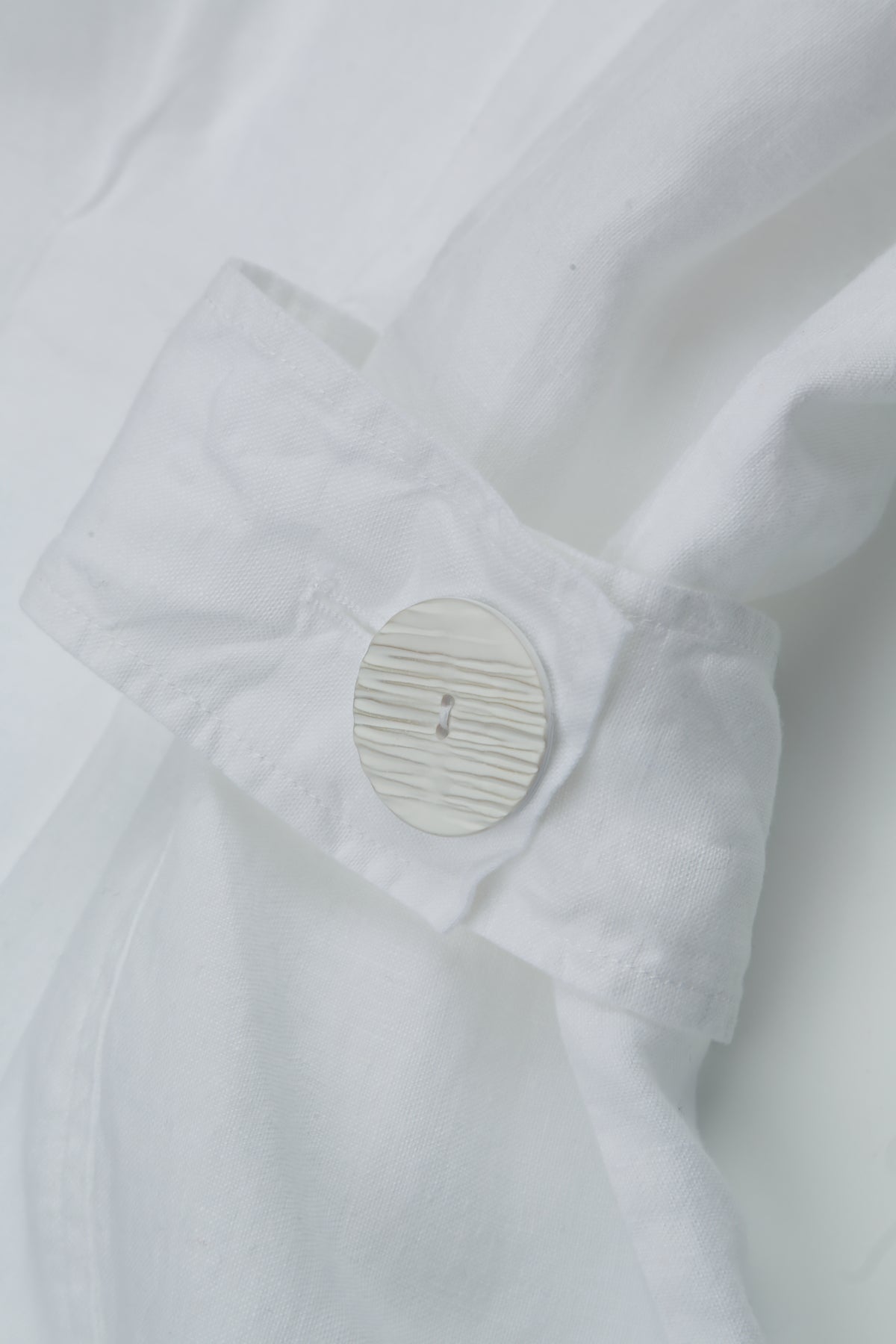 Ärmelloses weißes Leinenkleid mit Taillendetail