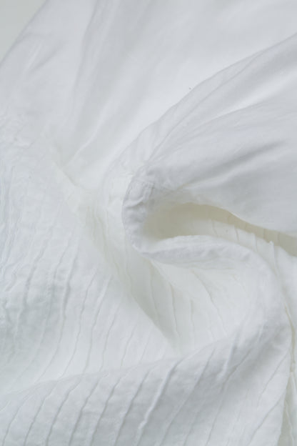 Ärmelloses weißes Leinenkleid mit Biesenfalten