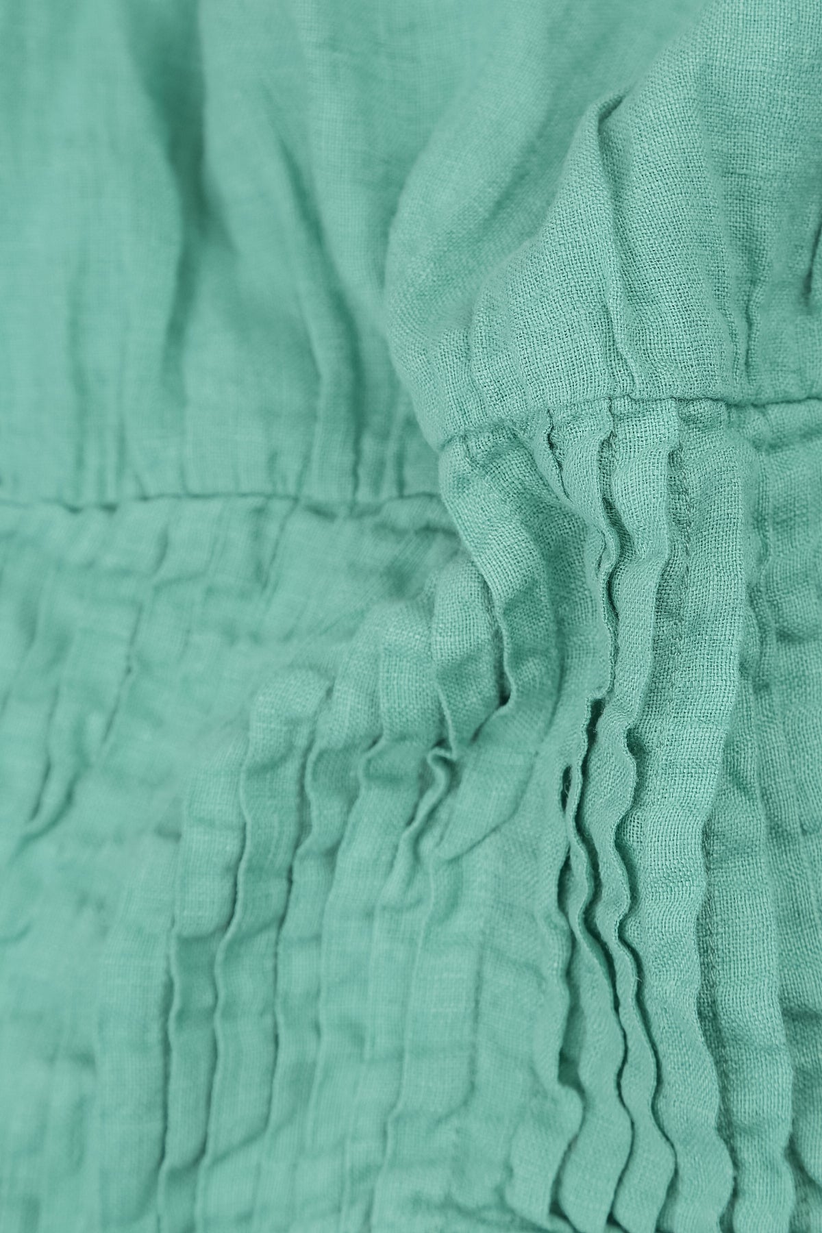 Ärmelloses Leinenkleid mit Biesen in Mint