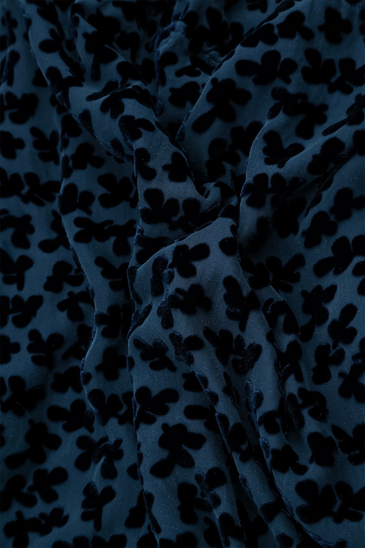 Bluse aus königsblauem Seidensamt mit Devoré-Muster