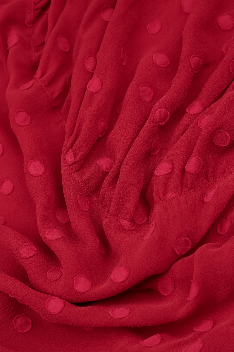 Lagenkleid aus gepunkteter, kirschroter Seide