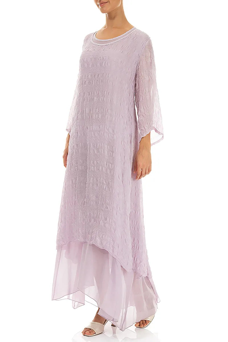 Robe en soie légère texturée lilas superposée