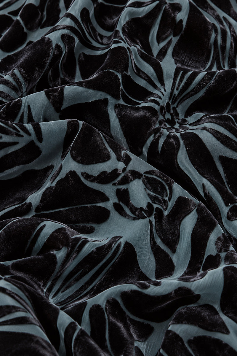 Lagenkleid aus floraler Devore-Seide und Samt in Schiefergrau