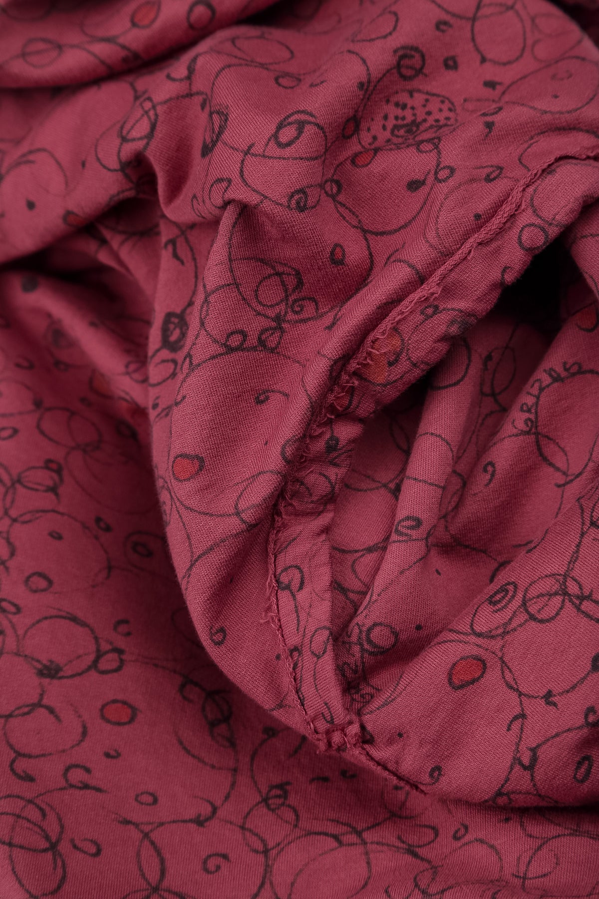 Langes Baumwollkleid mit abstrakter Skizze in antikem Rubinrot