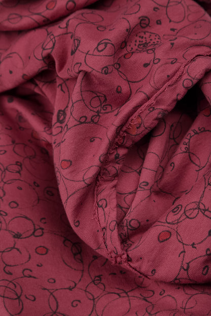 Langes Baumwollkleid mit abstrakter Skizze in antikem Rubinrot