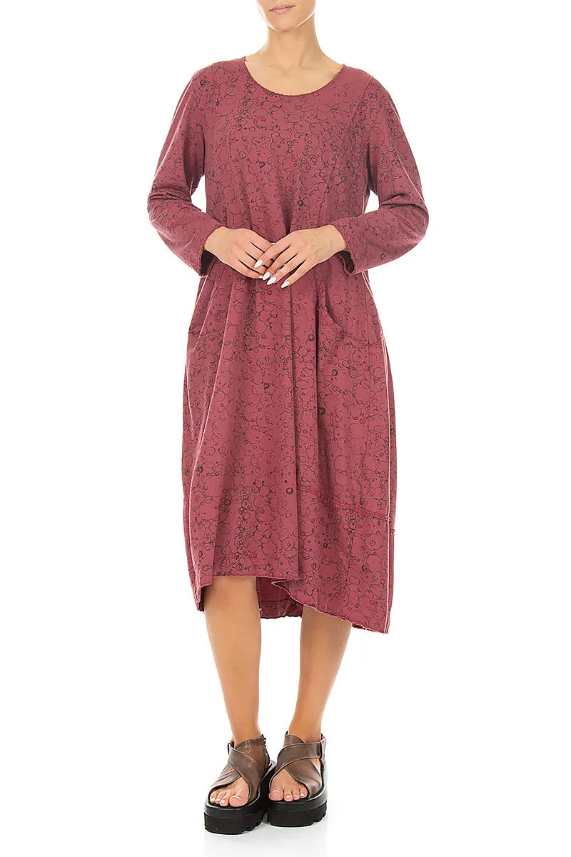 Langes Baumwollkleid mit abstrakter Skizze in antikem Rubinrot