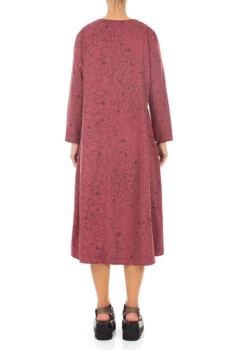 Langes Baumwollkleid mit abstrakter Skizze in antikem Rubinrot