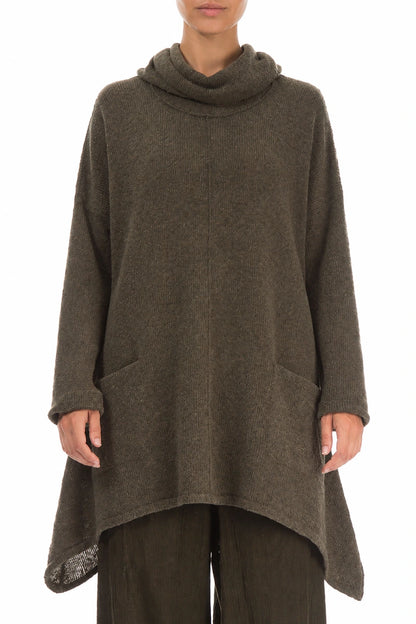 Khakifarbener Rollkragenpullover aus Wolle mit längerer Rückseite