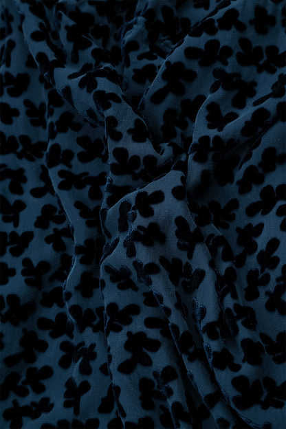 Lockere Tunika aus königsblauem Seidensamt mit Devoré-Blütenblättern