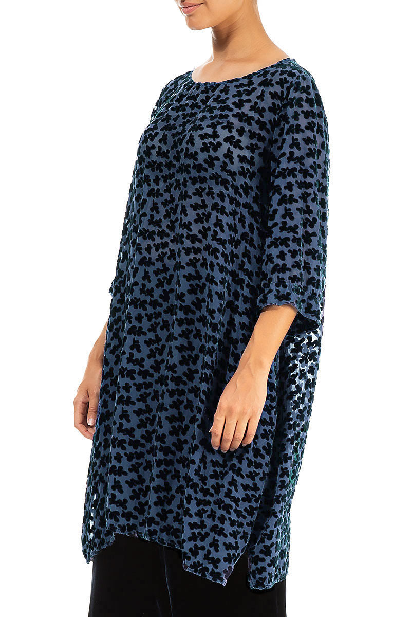 Lockere Tunika aus königsblauem Seidensamt mit Devoré-Blütenblättern