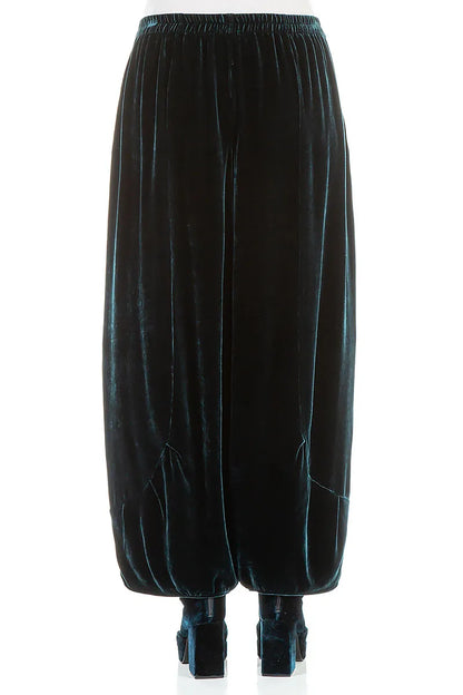 Lockere Samthose in Pfauenform