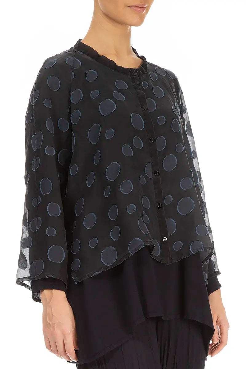 Locker geschnittene, kurze, schieferblaue Seidenjacke mit Blasenmuster