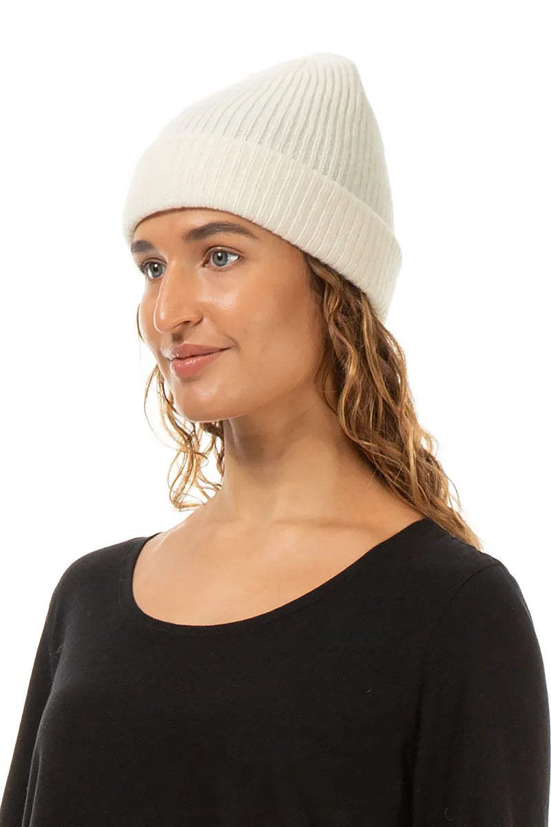 Beanie-Mütze aus weicher Wolle in Off-White