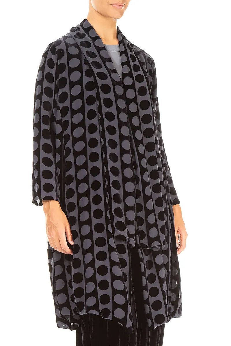 Jacke aus schieferblauem Seidensamt mit offener Devoré-Blasenstruktur