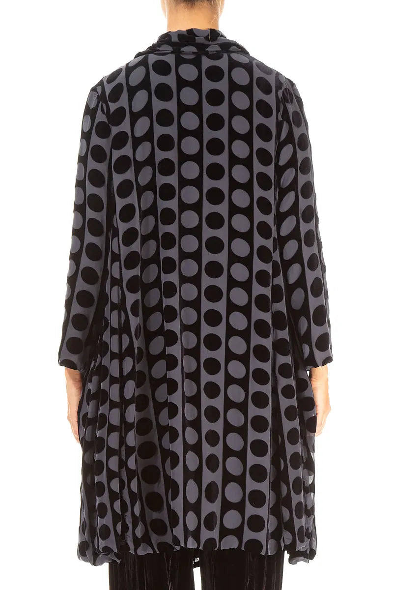 Jacke aus schieferblauem Seidensamt mit offener Devoré-Blasenstruktur