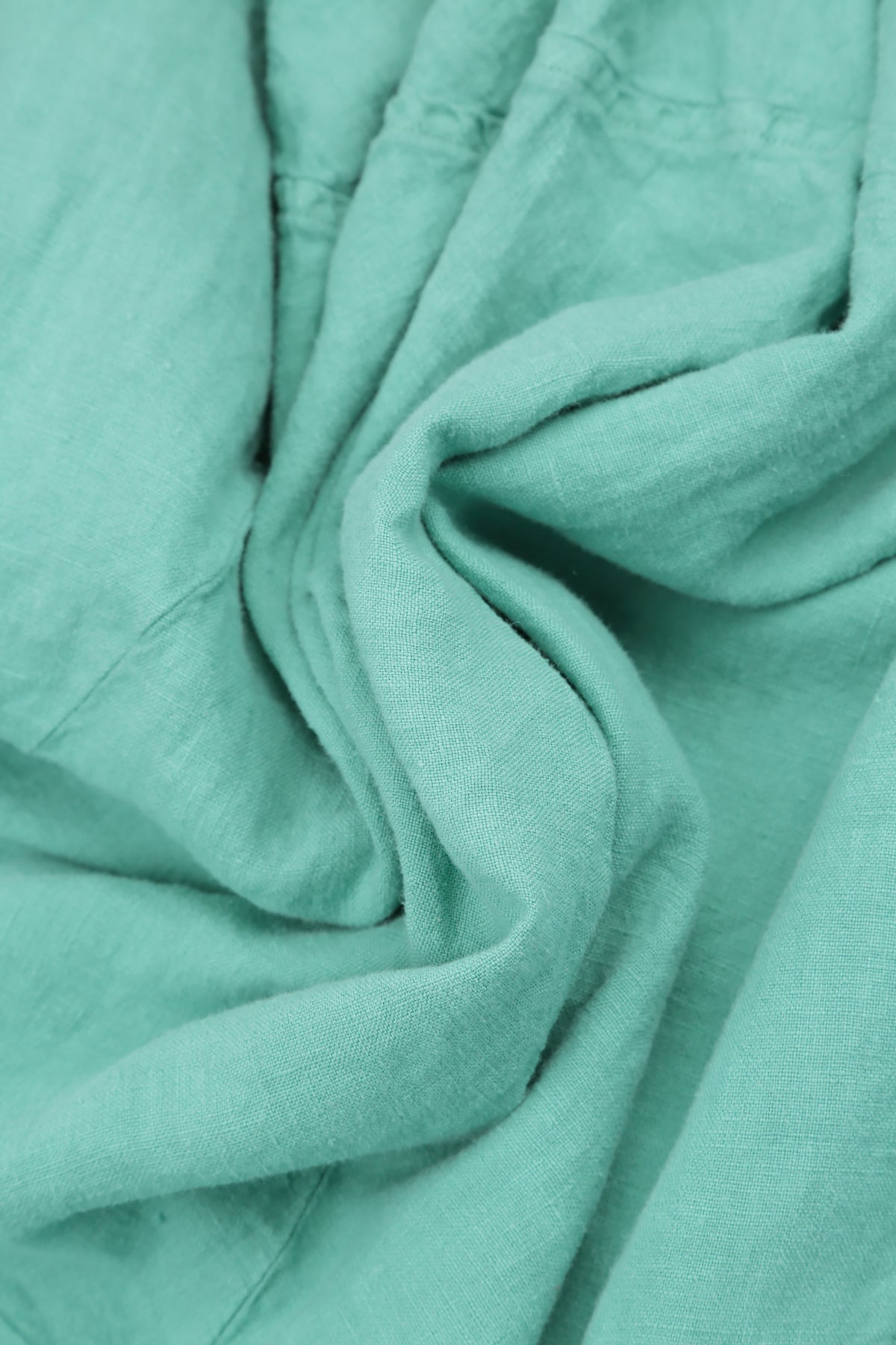 Mintfarbenes Leinenkleid mit Biesen und ausgefranstem Saum