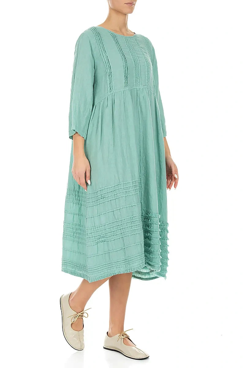 Mintfarbenes Leinenkleid mit Biesen und ausgefranstem Saum