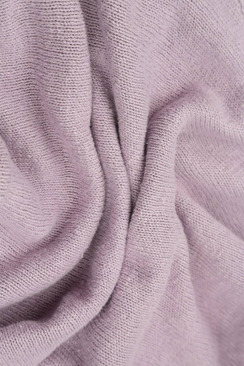 Fliederfarbene Leinenstrickjacke mit Biesen auf der Vorderseite