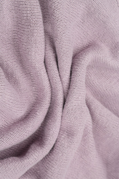 Fliederfarbene Leinenstrickjacke mit Biesen auf der Vorderseite
