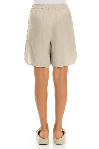 Legere beige Leinen-Shorts mit seitlichem Schlitz