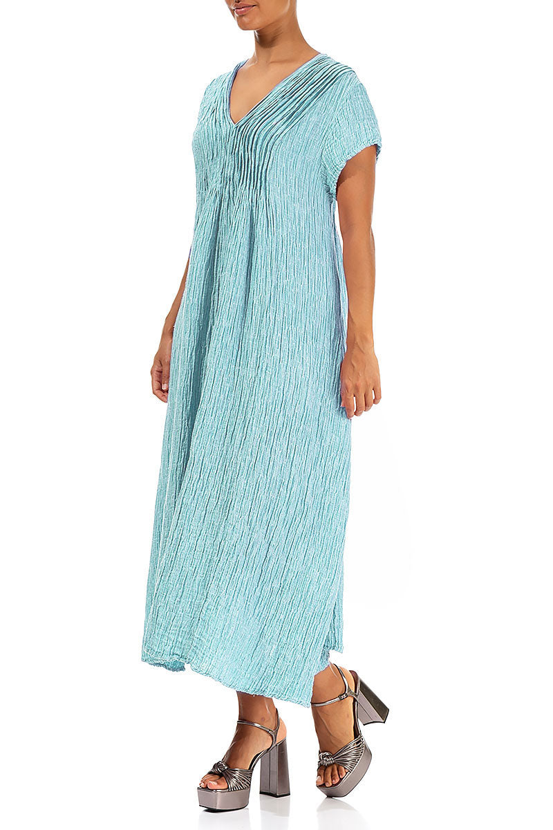 Romantisches, geknittertes Kleid aus eisblauer Seide