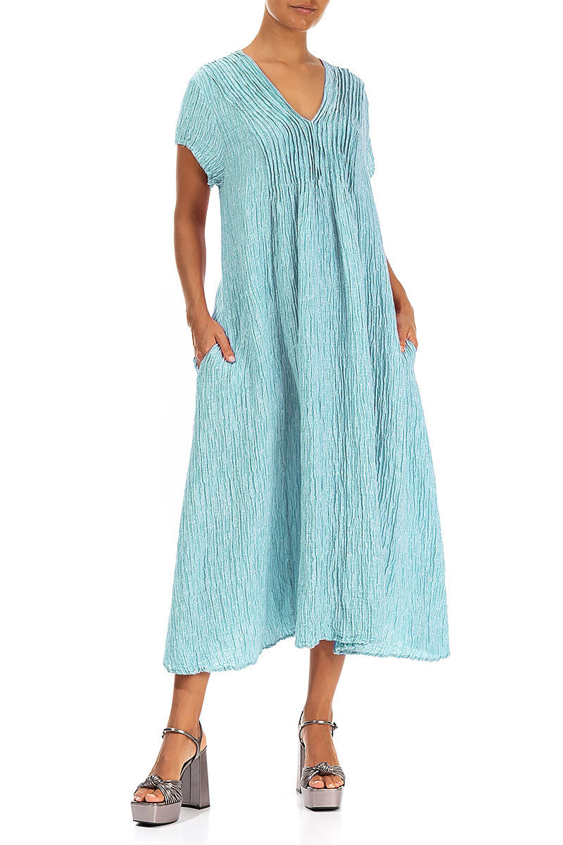 Romantisches, geknittertes Kleid aus eisblauer Seide