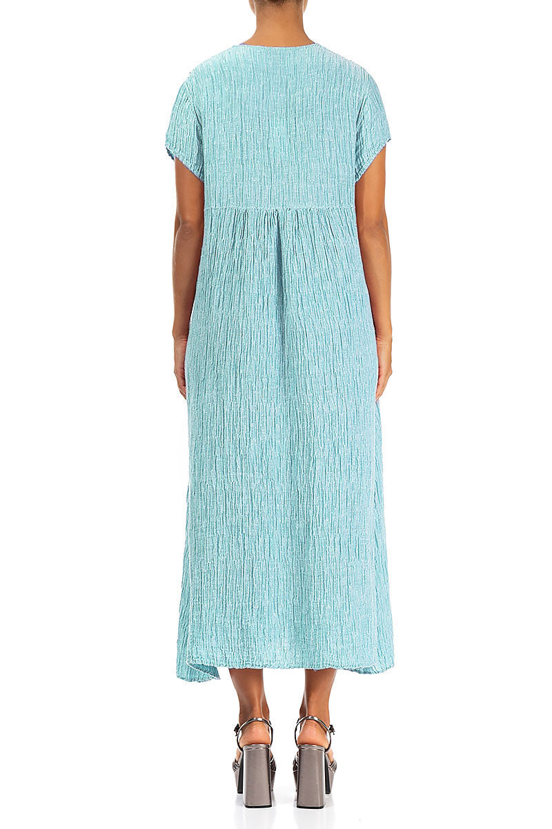 Romantisches, geknittertes Kleid aus eisblauer Seide