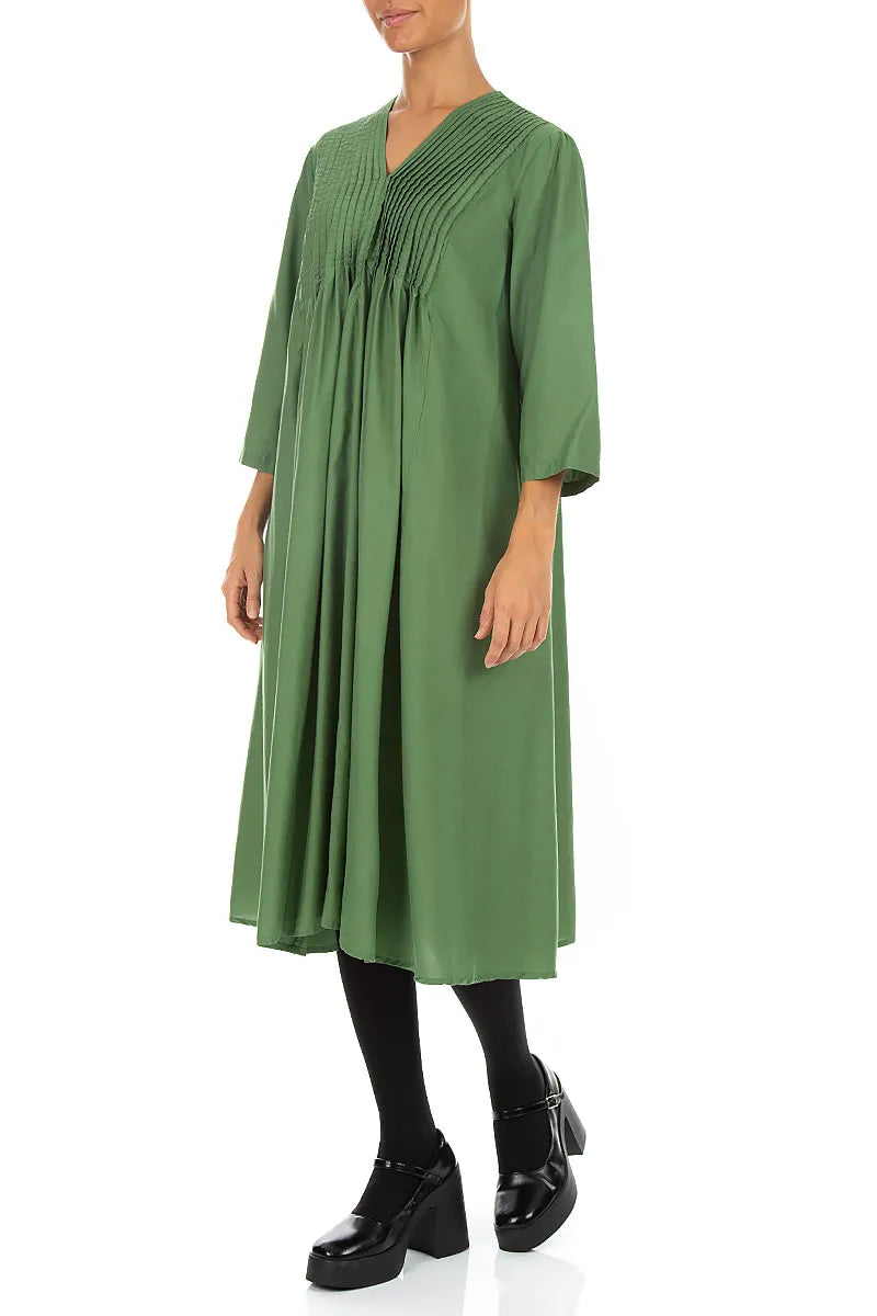 Romantisches Kleid aus Seide und Bambus mit Biesen in Kleeblattgrün