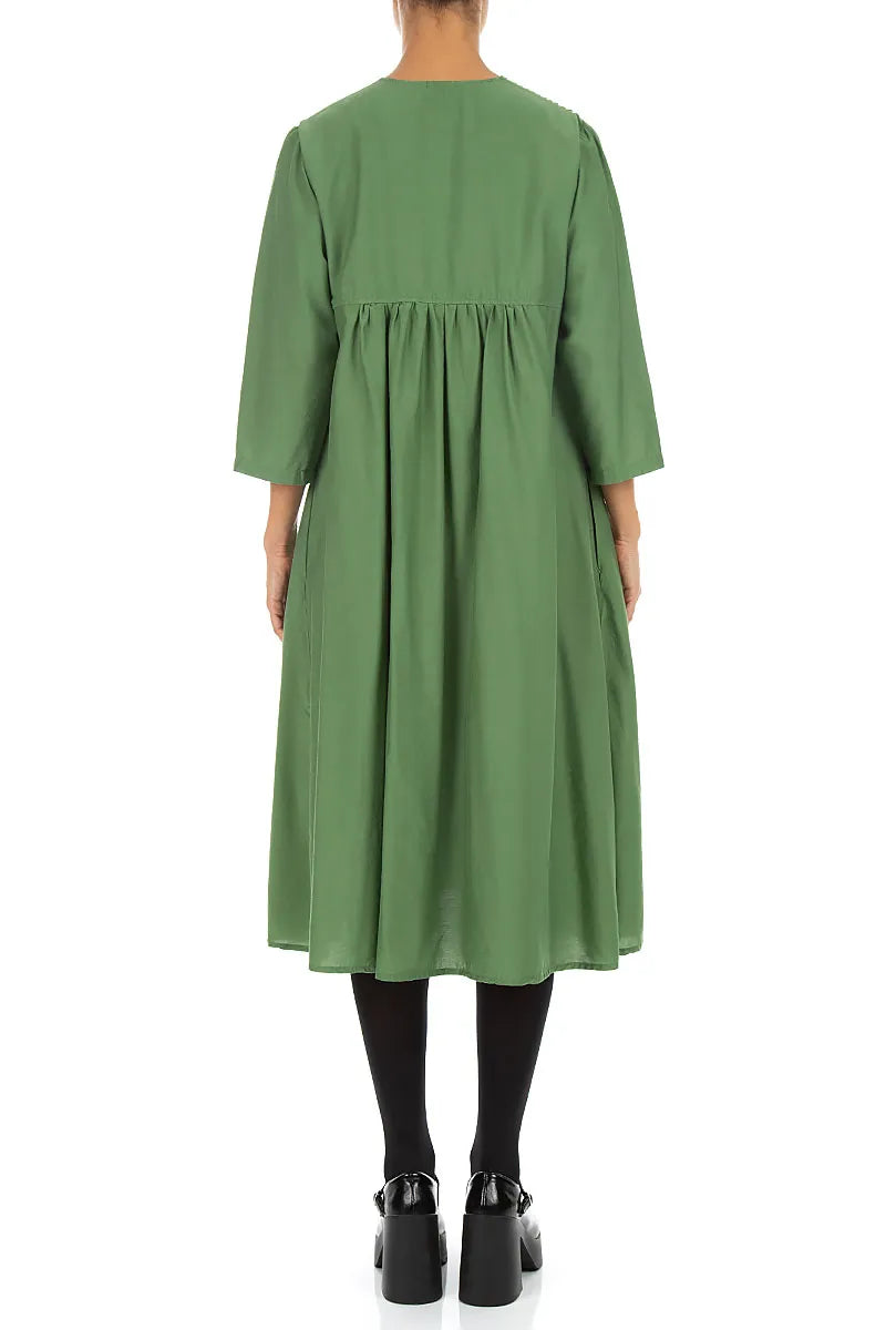 Romantisches Kleid aus Seide und Bambus mit Biesen in Kleeblattgrün