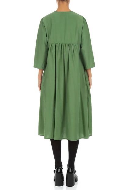 Romantisches Kleid aus Seide und Bambus mit Biesen in Kleeblattgrün