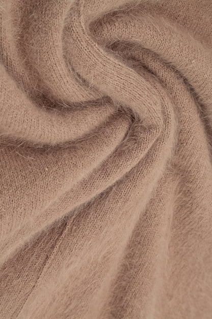 Angorapullover in sanftem Taupe mit abgerundetem Saum