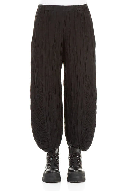 Schwarze Seidenleinenhose mit gerüschtem Saum und Kreisen