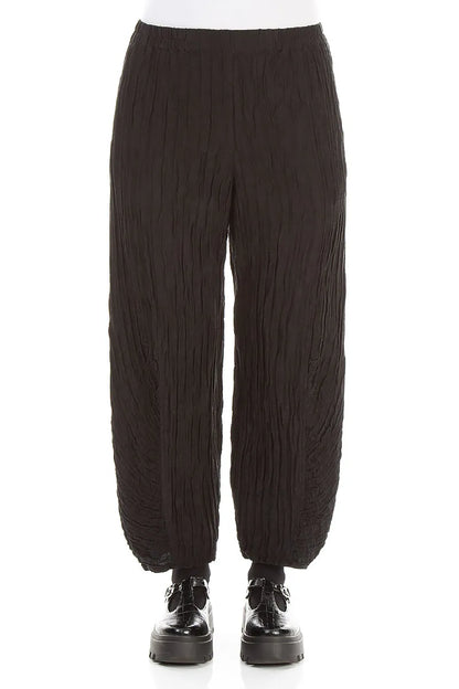 Schwarze Hose aus gekräuseltem Seidenleinen mit gerüschtem Saum