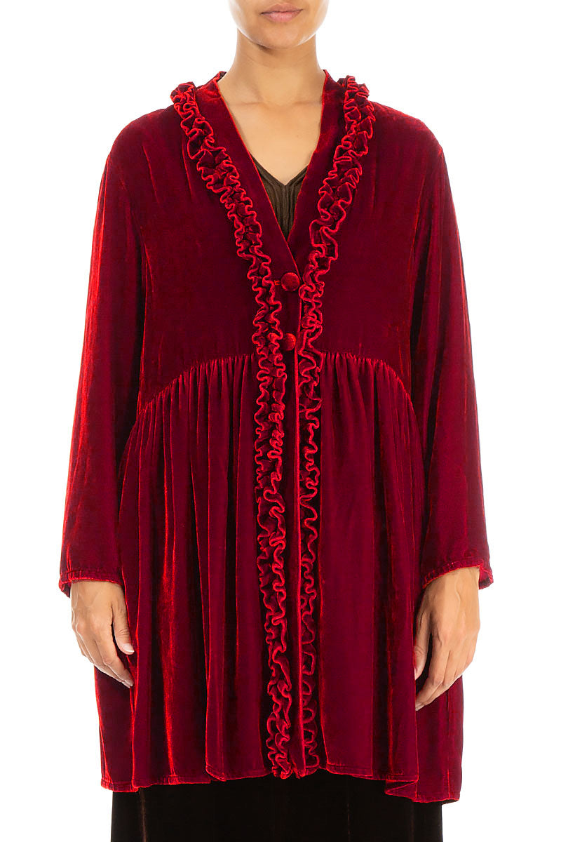 Rüschenjacke aus kirschrotem Seidensamt