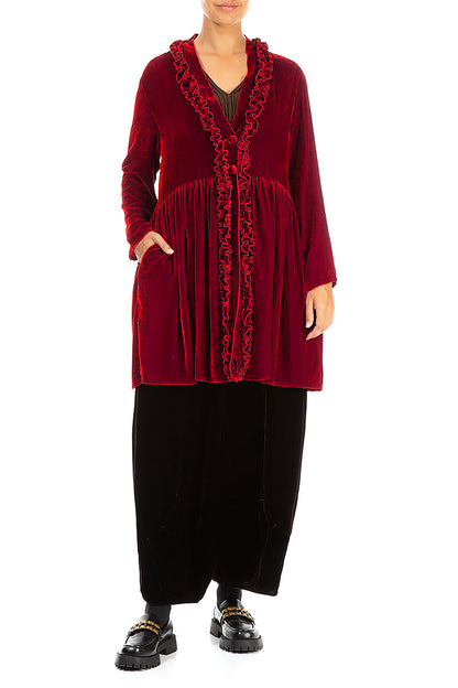 Rüschenjacke aus kirschrotem Seidensamt