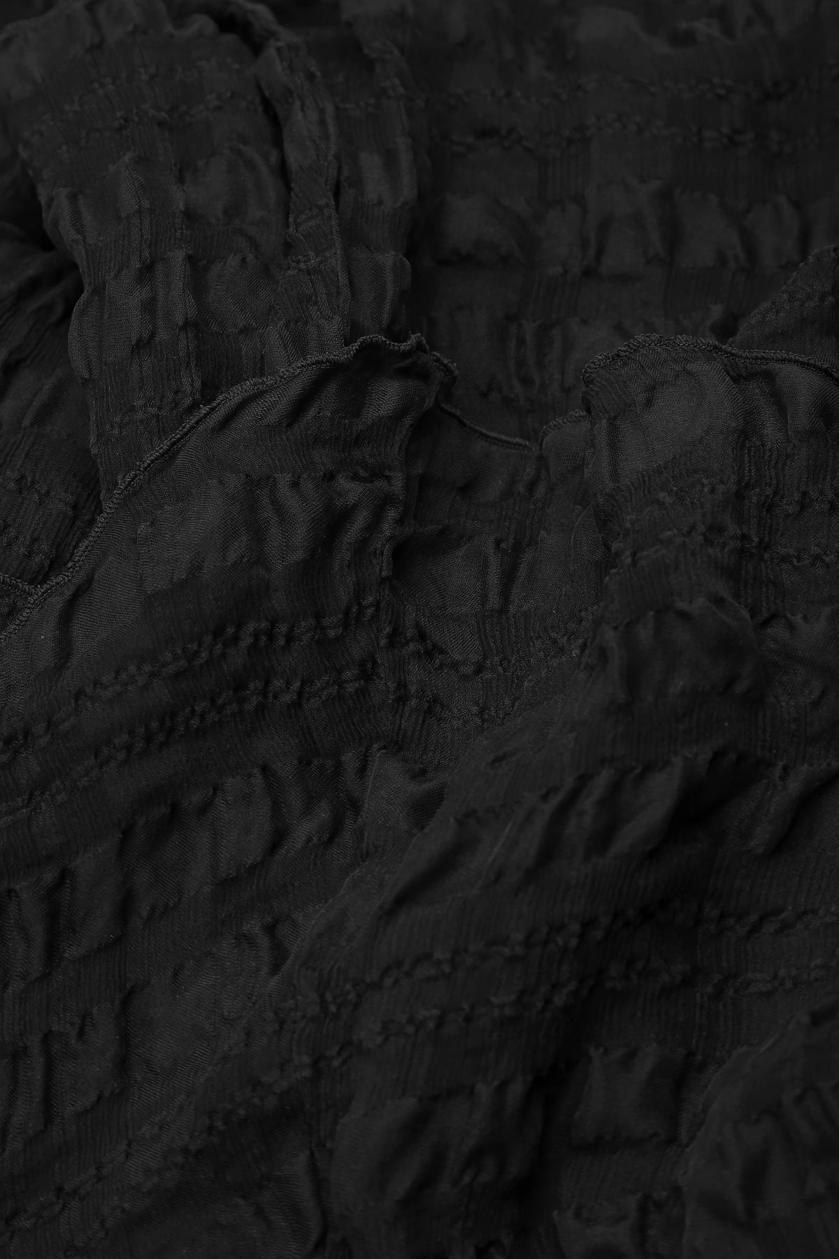 Gestuftes schwarzes Seidenkleid