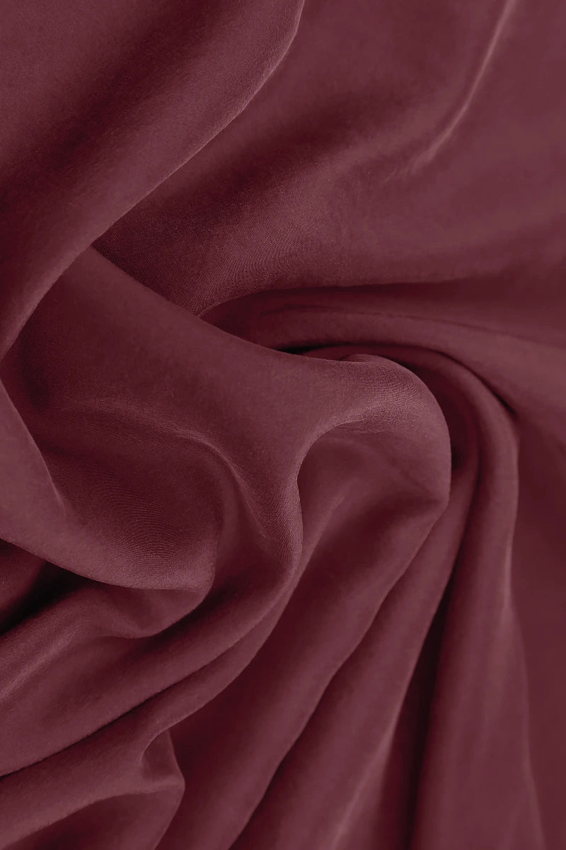 Robe romantique antique en soie et bambou rubis