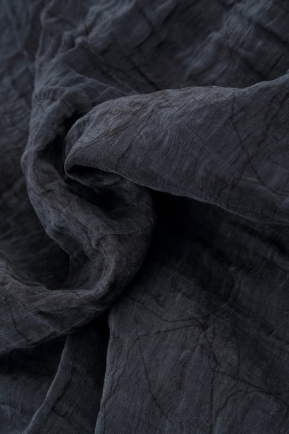 Bluse aus schieferblauer Marmorseide mit Wasserfallausschnitt und Knittereffekt