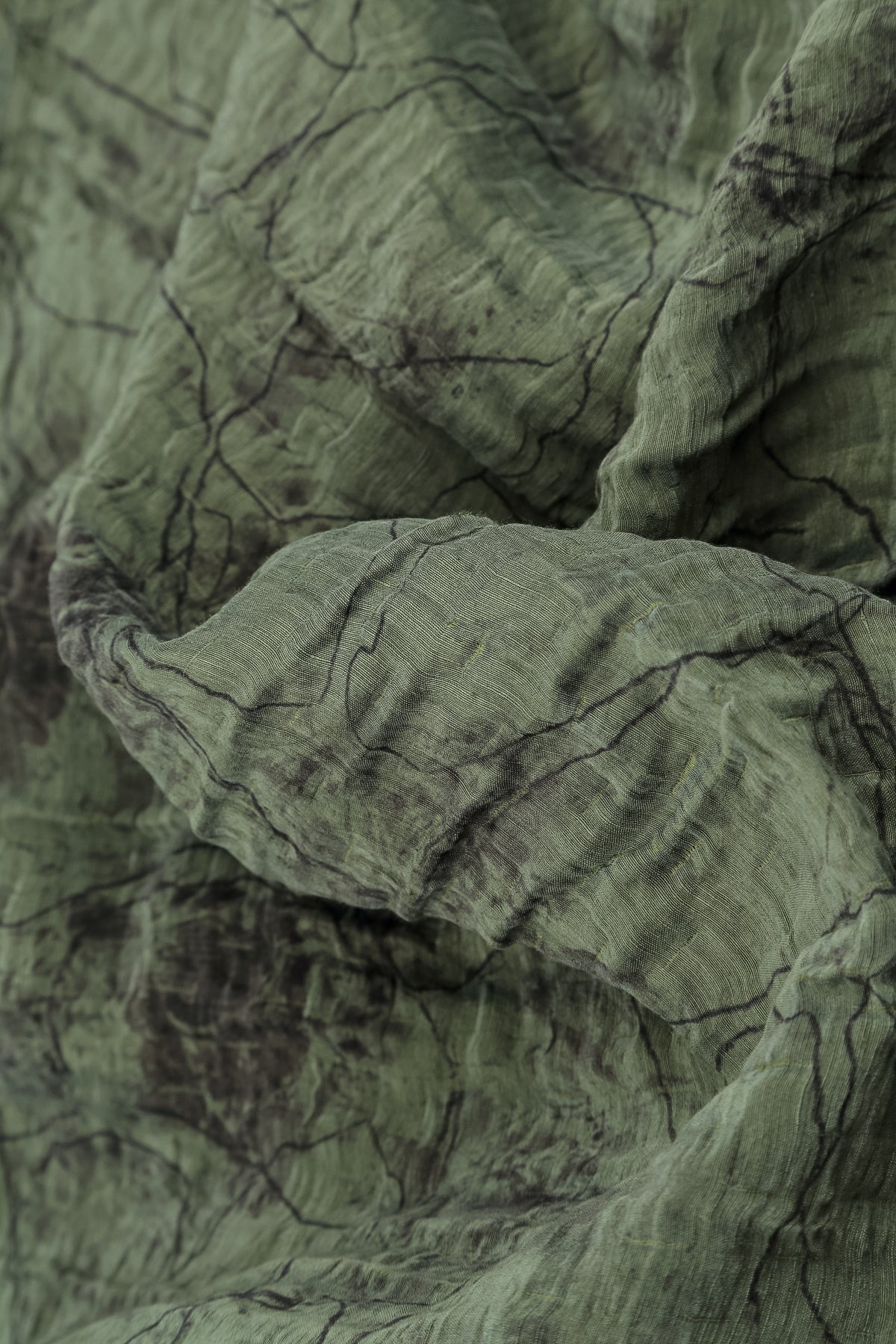 Bluse aus Seide mit Wasserfallausschnitt und Knittermuster in Waldnebel-Marmoroptik