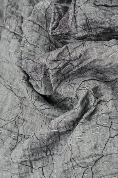 Tunique en soie froissée à motif marbre argenté et ourlet tombant