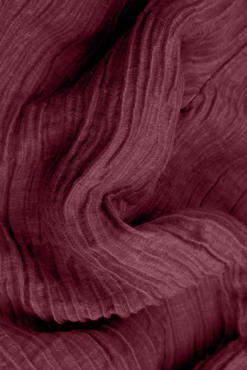 Kurze, zerknitterte Jacke aus antikrotem Seidensatin