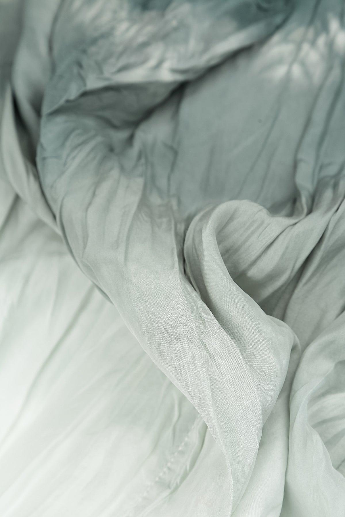 Silbergraues Ombré-Kleid aus reiner Seide