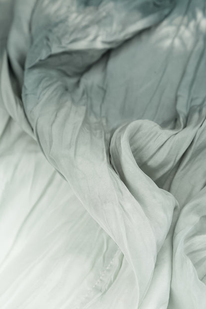 Silbergraues Ombré-Kleid aus reiner Seide