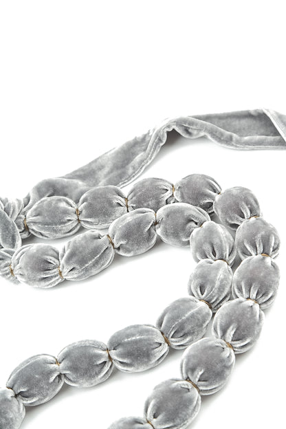 Collier de perles en velours de soie argenté