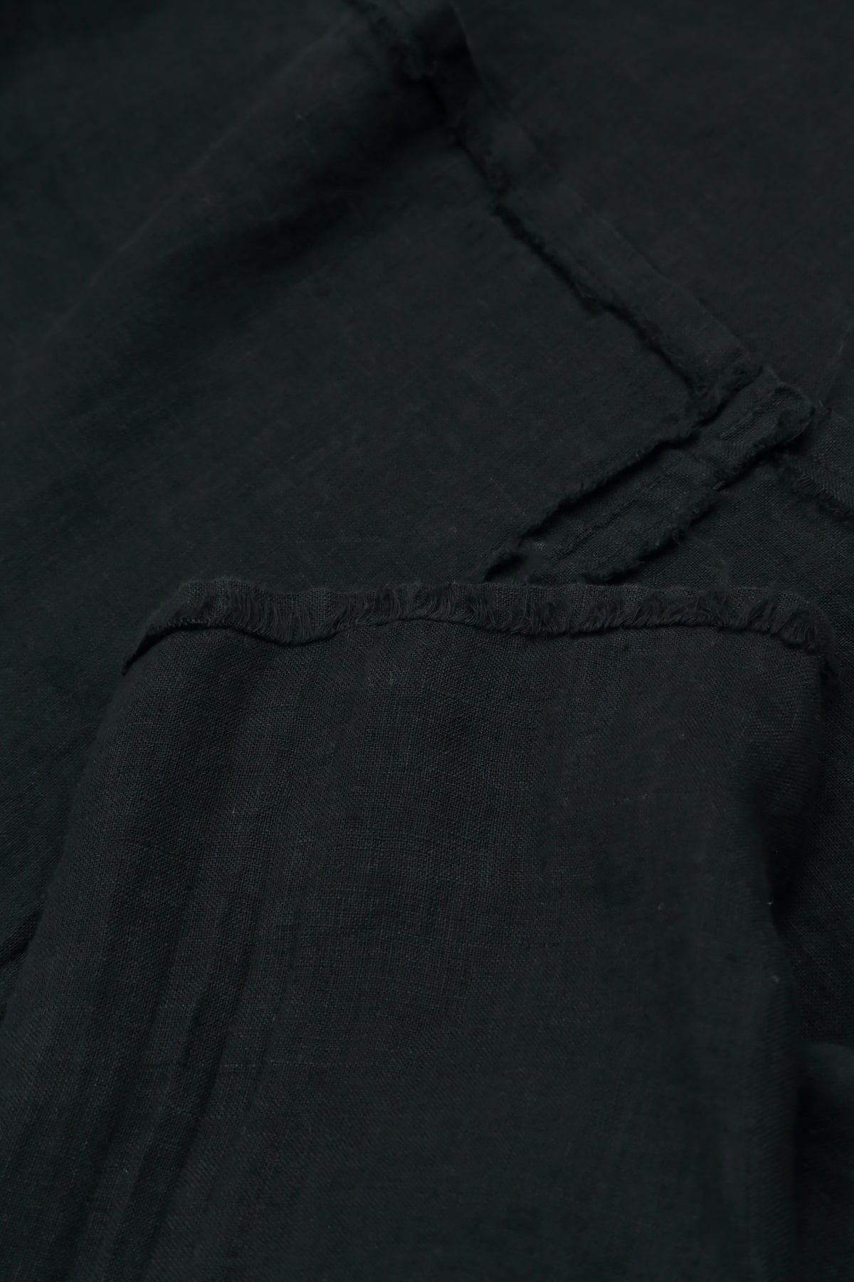 Ärmelloses asymmetrisches schwarzes Leinenkleid