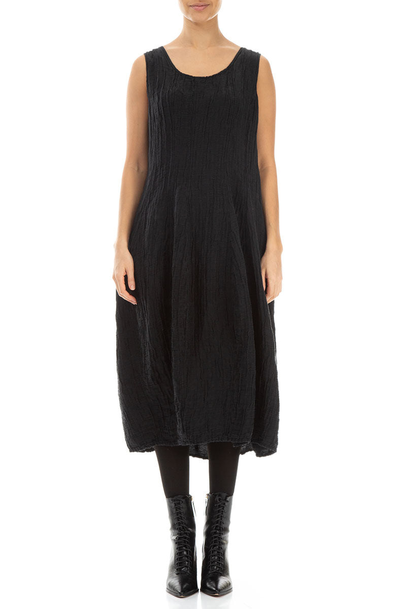 Ärmelloses schwarzes Kleid aus Seide und Leinen mit Ballonschnitt und Crinkle-Effekt